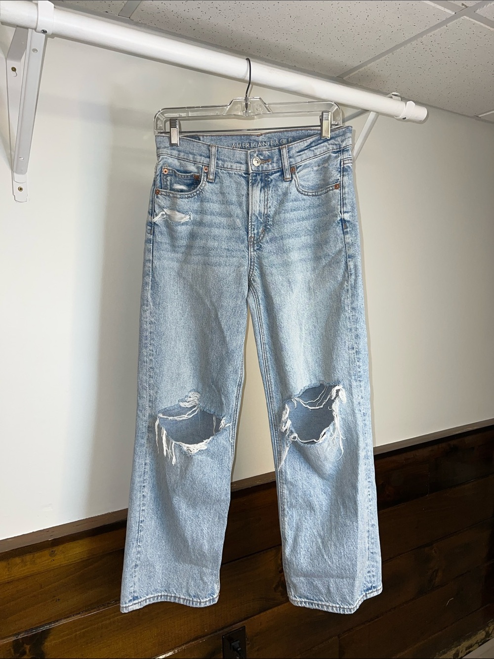 AEO Light‎ Wash Distressed Stovepipe Jeans- 2 Short